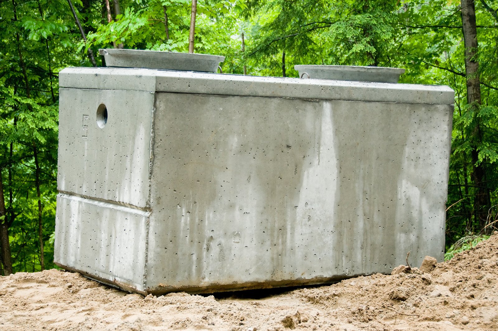 Szamba betonowe a wody deszczowe – jak zminimalizować ryzyko przepełnienia podczas intensywnych opadów?