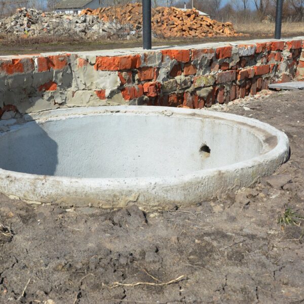 Szamba betonowe – jak przygotować system na sytuacje awaryjne, takie jak przerwy w dostawach energii?