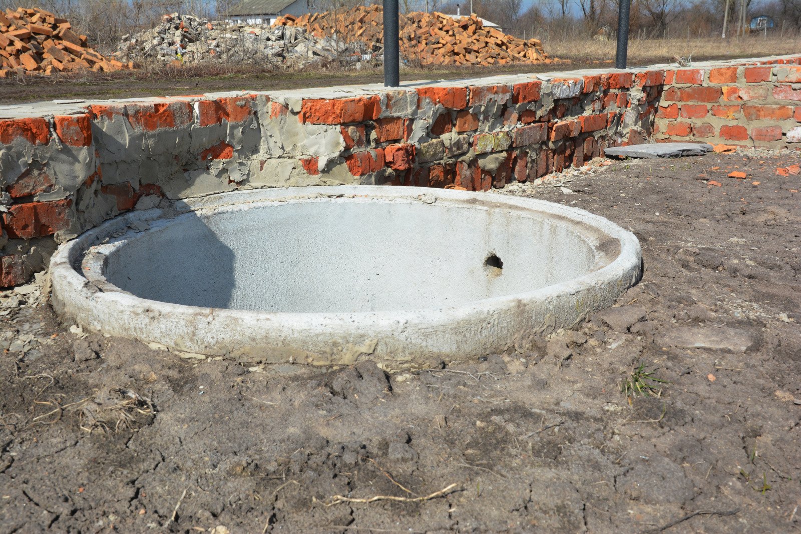 Szamba betonowe – jak przygotować system na sytuacje awaryjne, takie jak przerwy w dostawach energii?