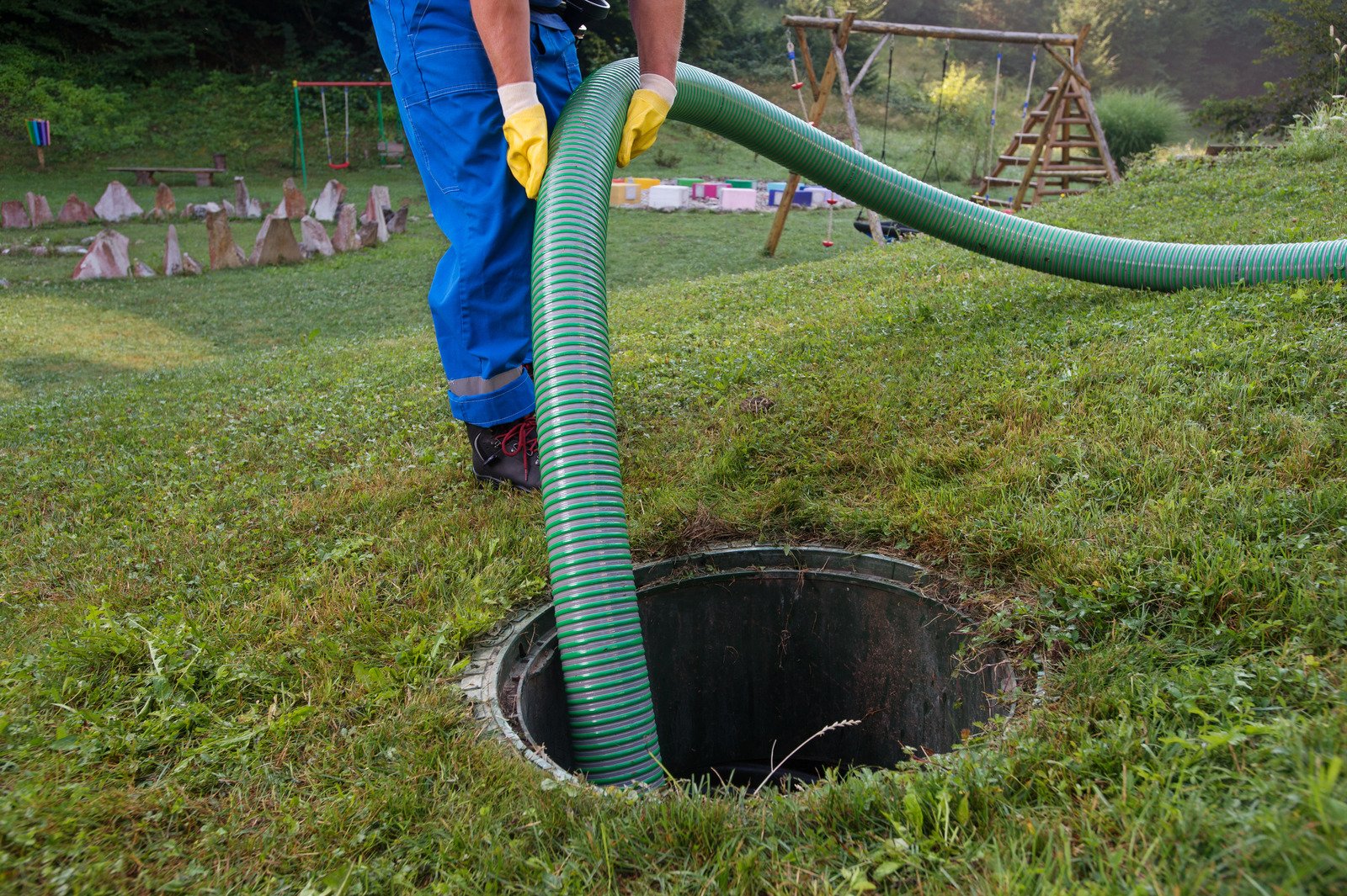 Wybór szamba betonowego pod kątem lokalnych przepisów i norm budowlanych